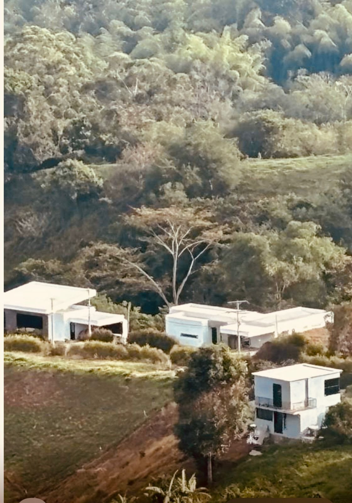 Casas ya construidas en la parcelación